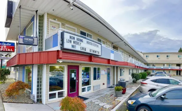 Americas Inn & Suite 10