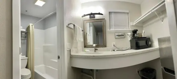 Americas Inn & Suite 4