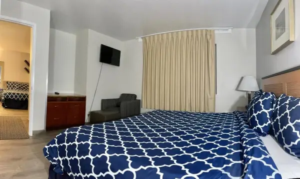 Americas Inn & Suite 5