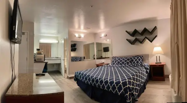 Americas Inn & Suite 6