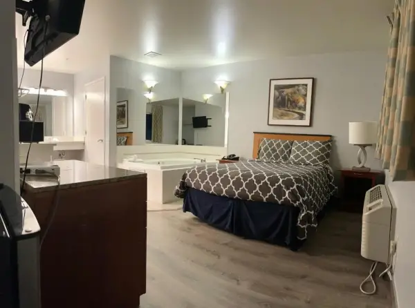 Americas Inn & Suite 7