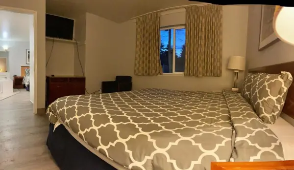 Americas Inn & Suite 8